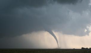 Един загинал и 16 пострадали след торнадо в Небраска