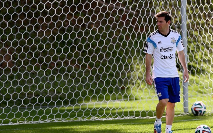 Мистерия: Меси се срещна с дете, но това май не е талисманът