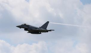 Самолет се разби на шосе във Великобритания, 7 загинаха