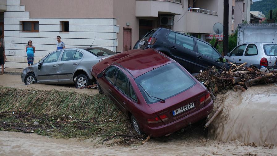 Властта реагира със свади на бедствието във Варна