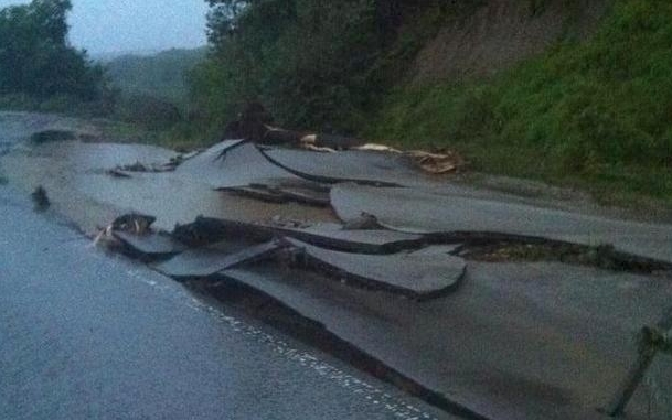 Водата отнесе част от Прохода на републиката