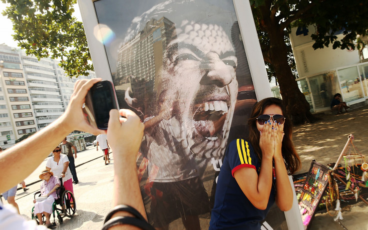 Фенове се шегуват с фланелката на Суарес в Барса