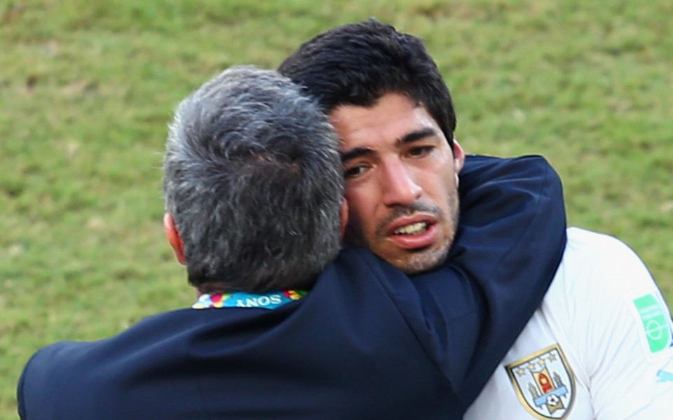 ФИФА скъса жалбите на Суарес и Уругвай