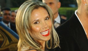 Една от наистина малкото снимки, на които Виктория Бекъм показва ослепителната си усмивка