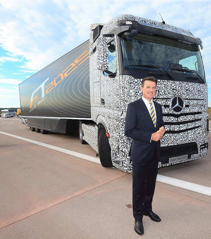 Волфганг Бернхард член на Управителния съвет на Daimler AG, стои пред Mercedes-Benz Future Truck 2025 на магистрала A14 в Колбиц, Германия. Световния лидер на пазара за товарни автомобили Daimler AG планира да въведе камиони на автопилот на пазара до 2015 година.