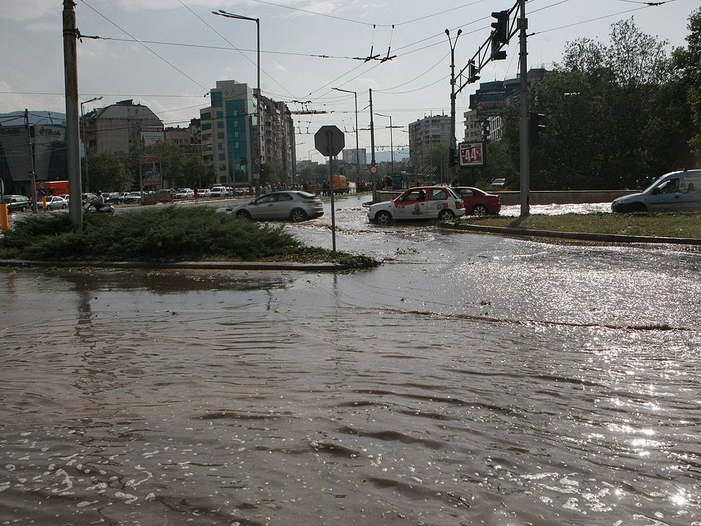 Бурята с проливен дъжд и градушка се разрази след 16:30 ч. в София. Вследствие на силната буря в София е загинал човек, съобщиха от пресцентъра на Столична община. Дърво в Борисовата градина по пътеката за къпалнята Мария Луиза е паднало върху пешеходец, който е починал. От МВР уточниха, че загиналият е мъж на 70 години. Има паднало дърво върху жена на Алея Яворов, засега няма информация за състоянието й. Шестима души са пострадали и са прегледани в "Пирогов" Из целия град има големи задръствания. Много светофари не работят, пътната полиция регулира по-големите кръстовища