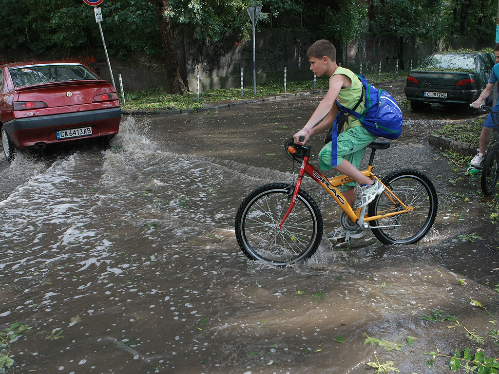 Бурята с проливен дъжд и градушка се разрази след 16:30 ч. в София. Вследствие на силната буря в София е загинал човек, съобщиха от пресцентъра на Столична община. Дърво в Борисовата градина по пътеката за къпалнята Мария Луиза е паднало върху пешеходец, който е починал. От МВР уточниха, че загиналият е мъж на 70 години. Има паднало дърво върху жена на Алея Яворов, засега няма информация за състоянието й. Шестима души са пострадали и са прегледани в "Пирогов" Из целия град има големи задръствания. Много светофари не работят, пътната полиция регулира по-големите кръстовища