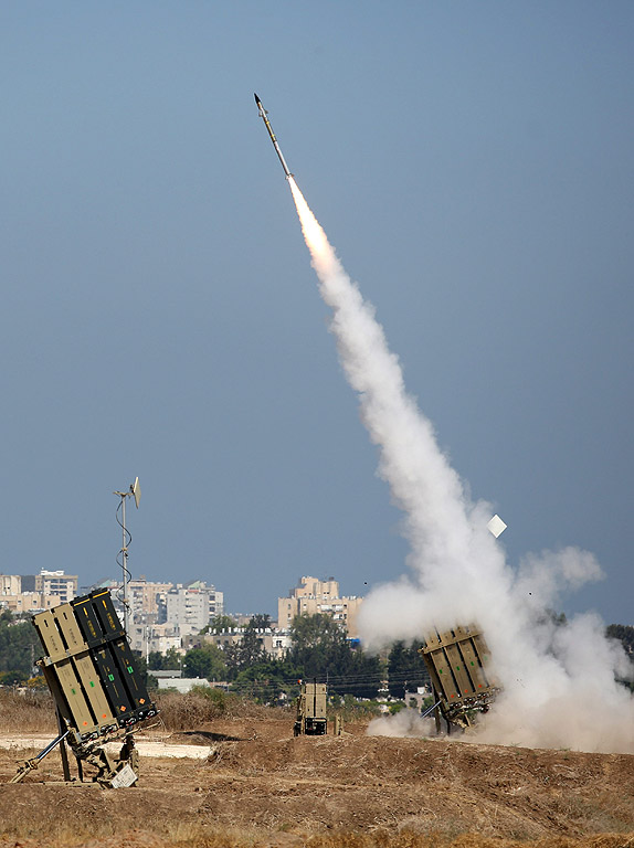 Израелската система за противоракетна отбрана Iron Dome е задействана, за да пресече Ракета, изстреляна от Газа към град Ашдод, южната част на Израел. Израел стартира мащабна военна офанзива срещу ивицата Газа рано сутринта на 8 юли 2014 в отговор на увеличаващите се ракетни нападения от палестински бойци. Израелските ВВС бомбардираха около 50 цели