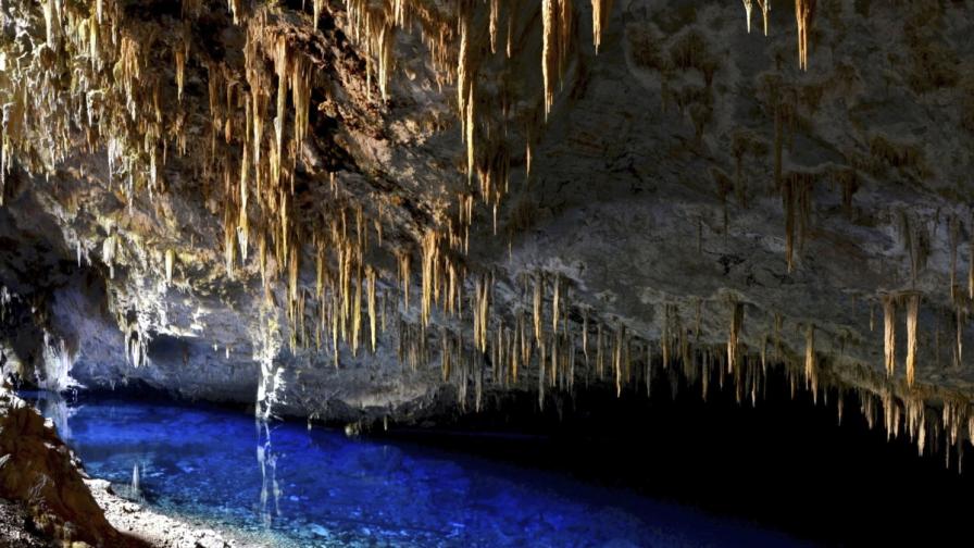 Пещерата "Синьото езеро"