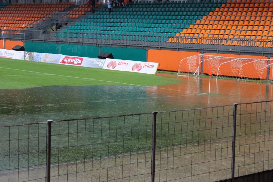 Градският стадион в Ловеч под вода1