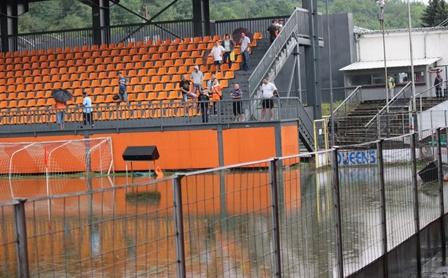 Градският стадион в Ловеч под вода1