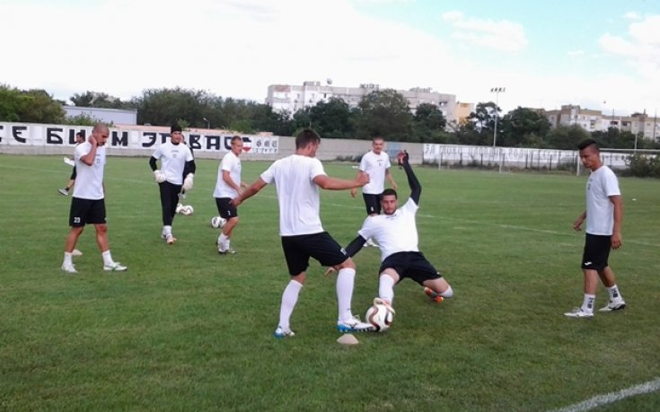 Шестима освободени от Локо Пд, трима нови са сигурни