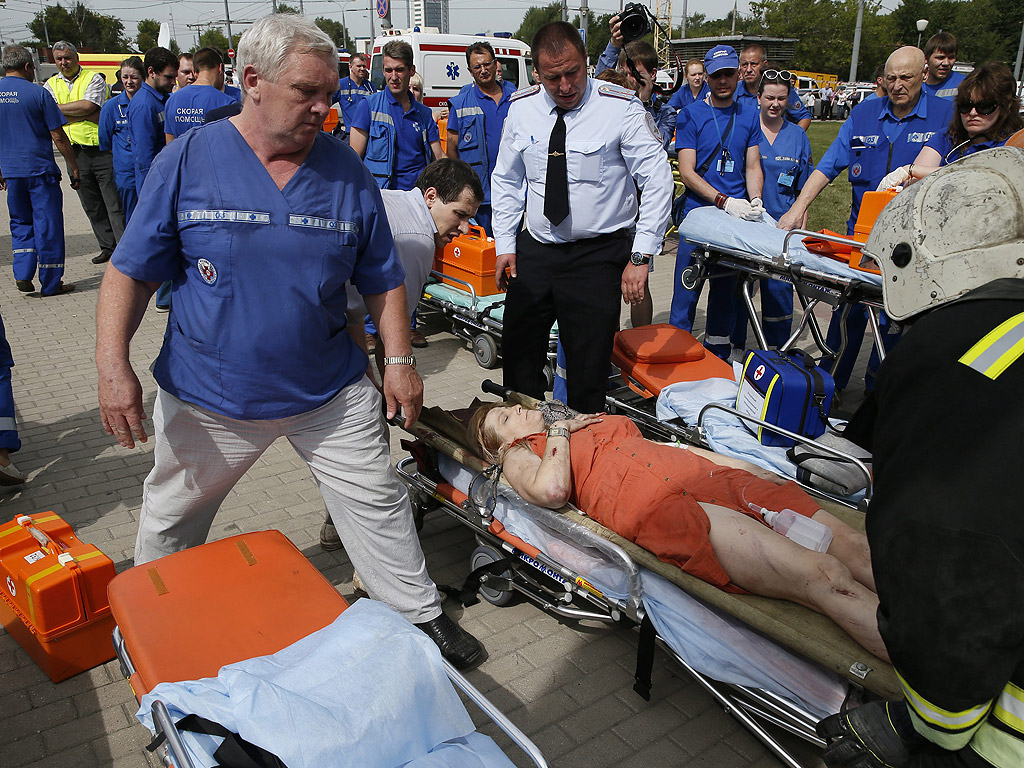 Дванайсет души са загинали, а почти 150 са пострадали при авария в московското метро. Над 100 души от пострадалите били транспортирани в болница. Дерайлирали са три вагона, без обаче да се преобърнат. Спасители евакуират пътниците от композицията. На мястото на инцидента работят над 100 екипа на спешната помощ.