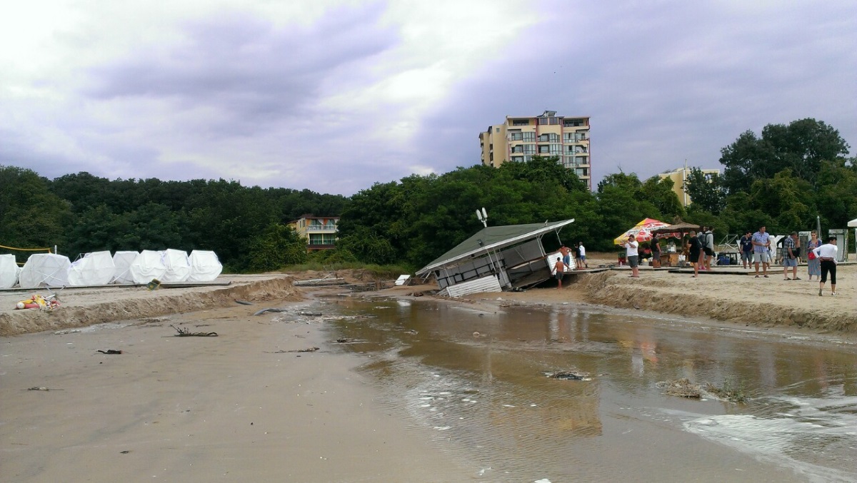 Южният плаж на Приморско след бедствието