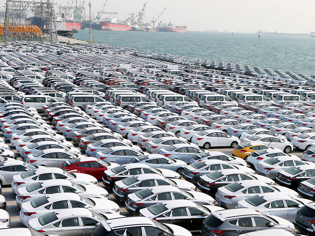 Автомобили чакат за превоз на корабостроителница Hyundai Motor в Улсан, Южна Корея. Hyundai съобщи, че ще превозят своето девет милионно превозно средство в САЩ, 28 години след първия си износ на Excel - компактен седан в САЩ през 1986 година.