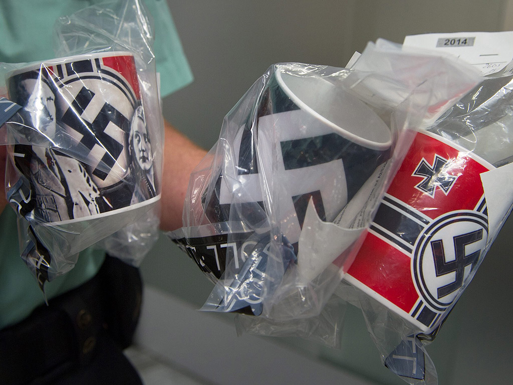 Германските митнически власти показват конфискувани чаши със свастики и ликове на Адолф Хитлер на летището в Дюселдорф. Чашите са били открити в багажа на хора от страни от Източна Европа.