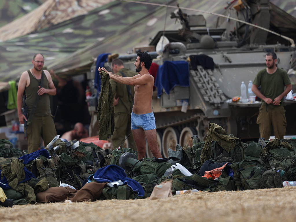 Израелски войници се възползват от възможността да се преоблечат в тяхната база, разположена в непосредствена близост до границата с Ивицата Газа. Най-малко 23 палестинци са били убити преди зазоряване на 17-тия ден от израелската офанзива в ивицата Газа. Според доклади двете страни в конфликта са склонни към петдневно хуманитарно примирие.