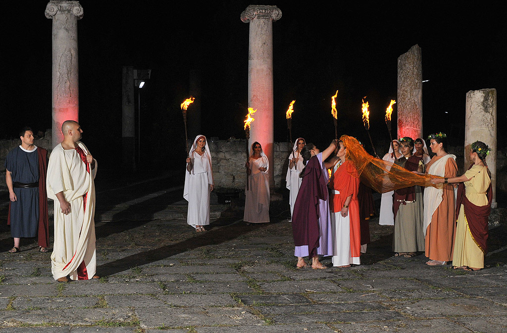 Въстановка на древна римска сватба разиграха сред митичната обстановка на Вила Урбана, част от Археологически резерват "Абритус", в Разград. Събитието се разигра пред очите на съставите, участници в уникалния за страната Панаир на киселото мляко и фестивал на занаятите, провеждащ се ежегодно в града.