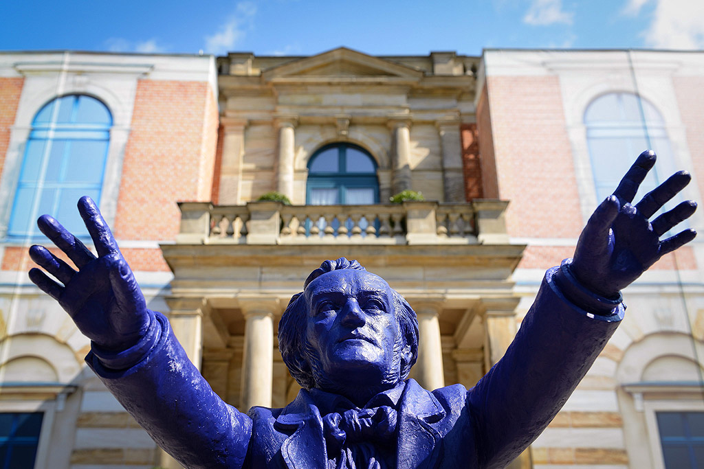 Скулптура на германския композитор Рихард Вагнер на показ пред театъра преди откриването на фестивала в Байройт, Германия. Фестивала на Вагнер отваря на 25 юли и ще продължи до 28 авг