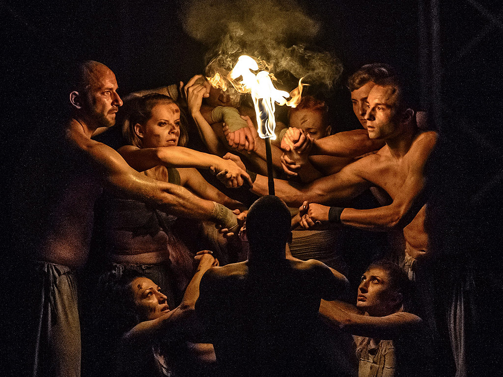 Изпълнители на спектакъла Прометей, по време на деня на откриването на фестивал в Люблин, Полша. Фестивалът е за експериментално изкуство като глобална алтернатива и връзката на театъра с цирка