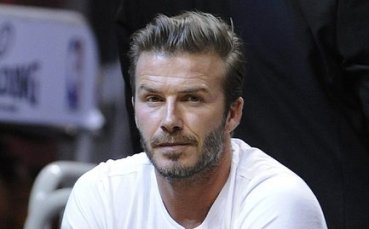 Бекъм игра футбол с деца в Непал
