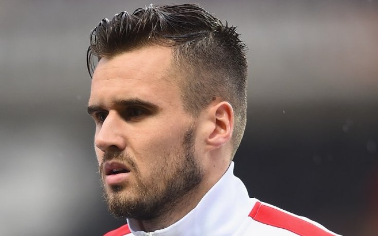 Арсенал праща защитник в Хъл Сити