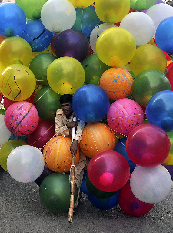 Мъж продава цветни балони в Карачи, Пакистан