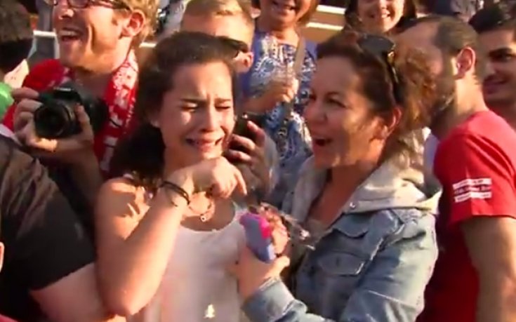 ВИДЕО: Момиче изпадна в бурен рев след автограф от Джерард