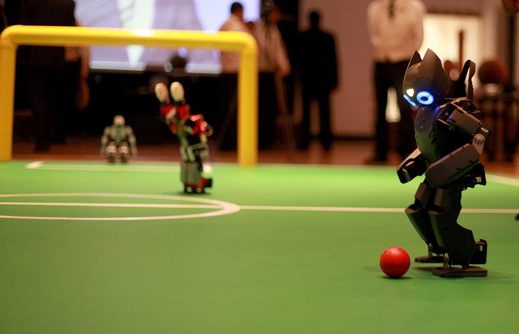 Роботи играят футбол по време на събитие организирано от испанската професионална лига в Мексико Сити, Мексико.