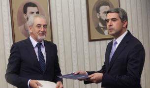 Президентът Росен Плевнелиев връчи мандата за съставяне на правителство на лидера на ДПС Лютви Местан, той го върна