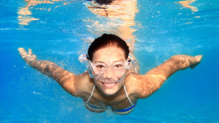 басейн жена плуване