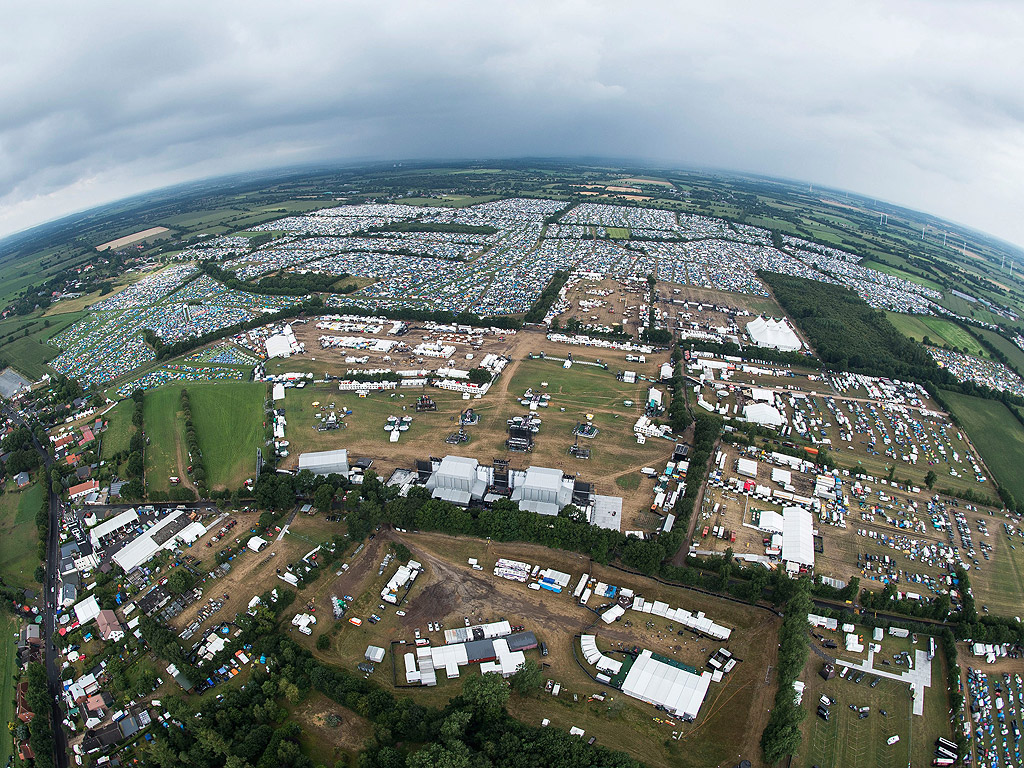 Поглед от въздуха към музикалния фестивал Wacken Open Air във Вакен, Германия.
