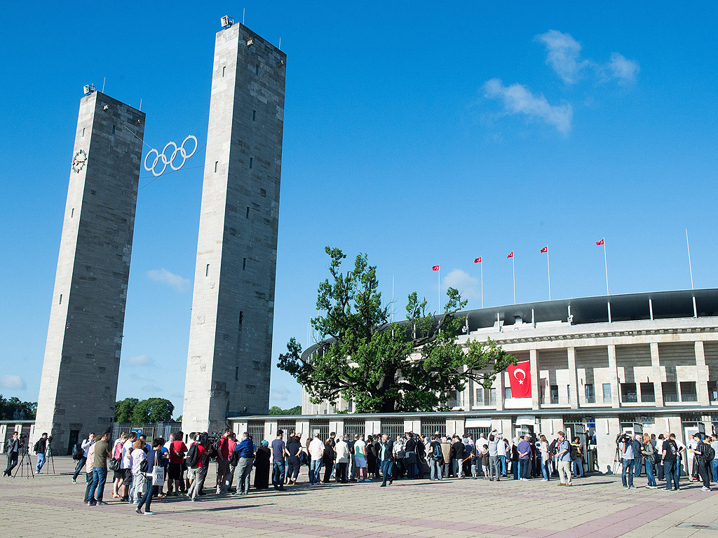 Турски избиратели стоят в линия за проверка, преди да влезнат на Олимпийския стадион в Берлин, където ще бъде гласуването за турските президентските избори в Германия. Турският президентските избори започнаха на 31 юли за турските граждани, живеещи в чужбина. Президентските избори в Турция са насрочени за 10 авг 2014.