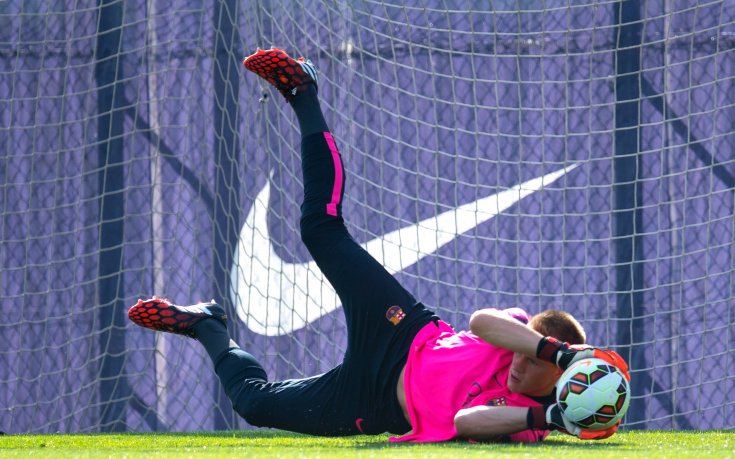 Вратарят на Барса Тер Стеген аут за началото на сезона