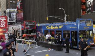 Два туристически автобуса се сблъскаха на „Таймс Скуеър“