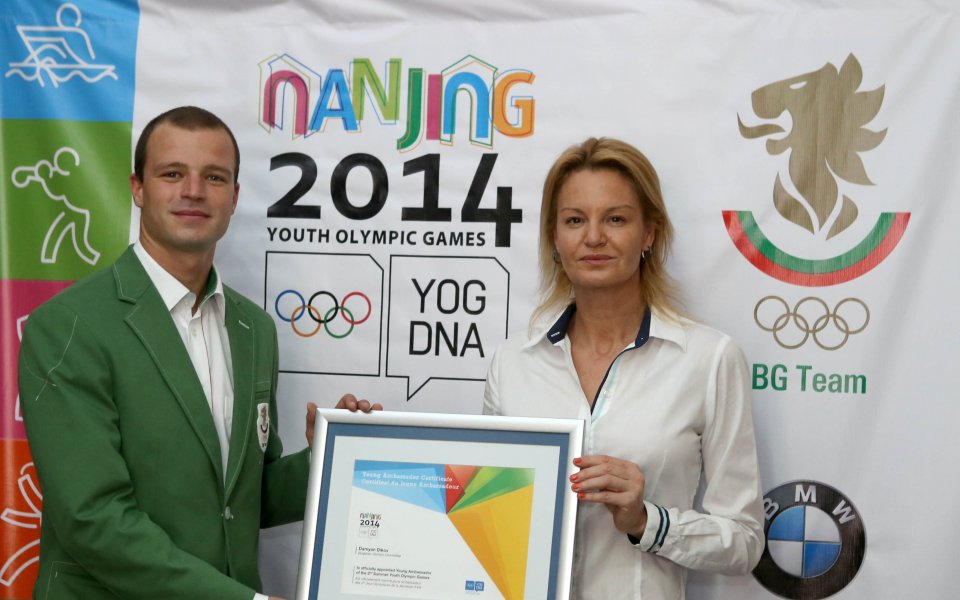 Костадинова връчи сертификат на посланика ни на игрите в Нанджин