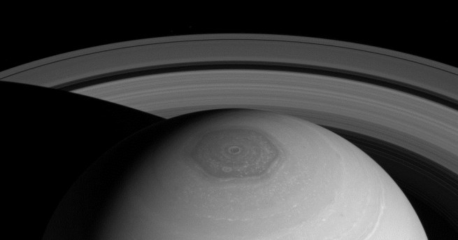 Сатурн продължава да разкрива интересни подробности на учените за себе