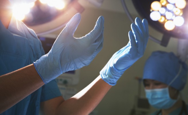 Глоба заплашва хирурзи за това, че са спасили човешки живот