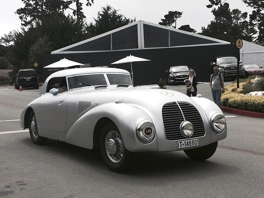 Снимка, направена с мобилен телефон показва възстановен Mercedes-Benz 540 K Streamliner, въз основа на 540 K Streamliner от 1938 г., който се използва като тест превозно средство в Dunlop, за да тестват високоскоростни гуми за ежедневна употреба в Калифорния, САЩ