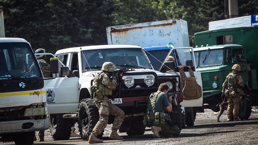 Бежански конвой е бил ударен от ракети край град Луганск