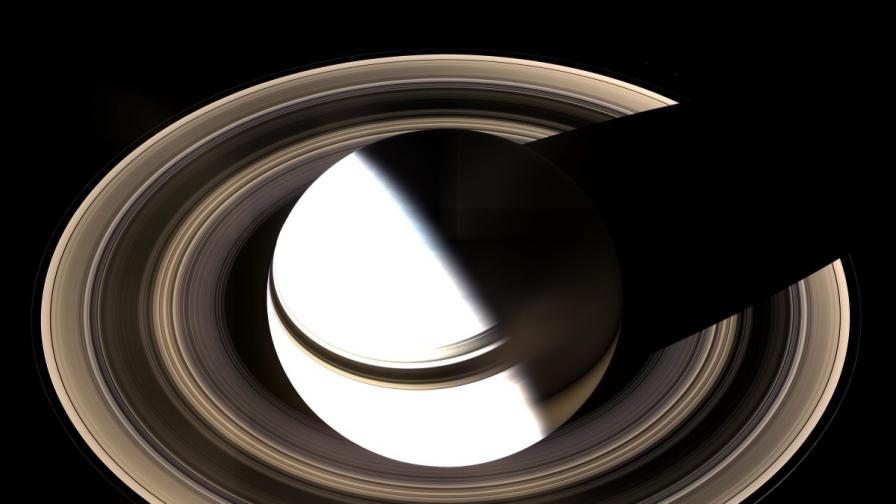 Прах разкри колко древни са пръстените на Сатурн