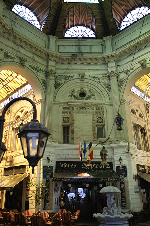 Букурещ е наричан още "Малкият Париж" заради приликата си с френската столица - архитектурата от ХІХ век