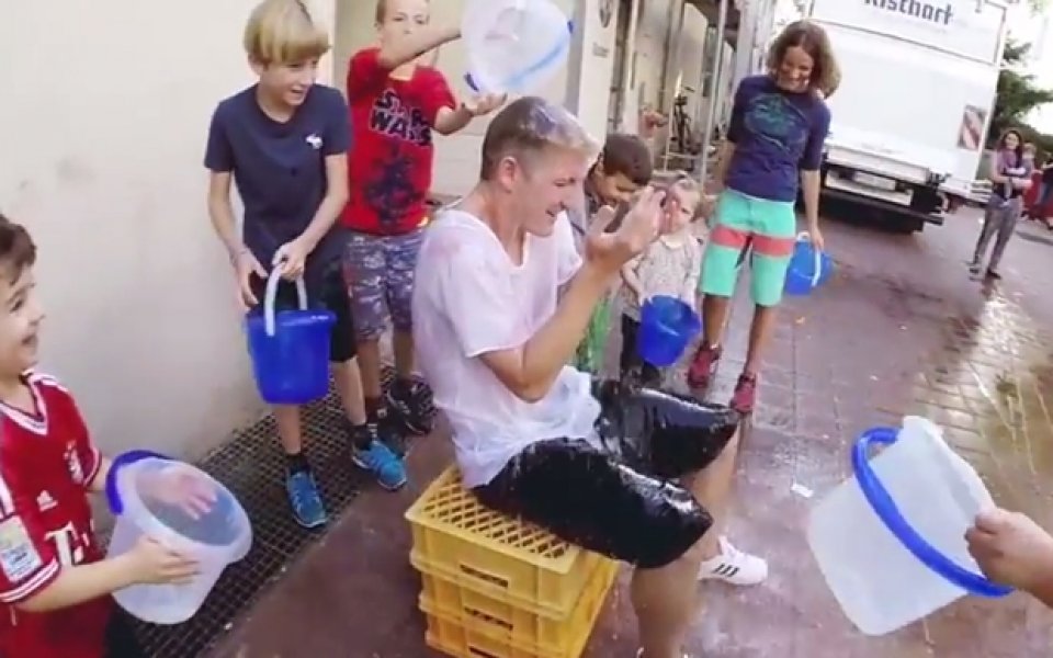 ВИДЕО: Швайнщайгер се включи в Ice Bucket Challenge със стил