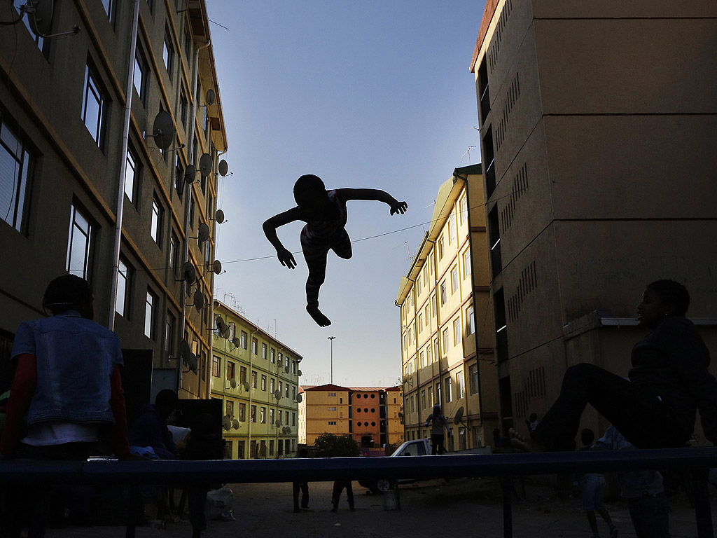 Въпреки, че е един от най-бедните градски райони в страната, квартала Александра на Йохансбург днес е оживен и колоритен квартал с атмосфера. Деца играят футбол по улиците между бараки, други прекарват свободното си време на открито поле сред мръсотия. Междувременно, други деца са намерили забавление, като се събират, за да играят на батута. Новата страст е дело на Александра Батут клуб, осигурили два батута, разположени между жилищните блокове. Треньор от Александра Батут клуб, следи децата внимателно, като същевременно дава инструкции. Клубът има някои звезди вече като регионални шампиони. Шест гимнастички на Александра Батут Клуб са избрани да представляват Южна Африка през 2014 г. на Индо-Тихоокеанското първенство. Скока на батут предлага на децата един момент на радост и бягство от техния тежък живот. Там не винаги може да се видят перфектни изпълнения, но радостните викове отразяват забавата, вълнението и надеждата да се овладеят салтата