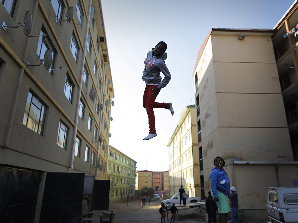 Въпреки, че е един от най-бедните градски райони в страната, квартала Александра на Йохансбург днес е оживен и колоритен квартал с атмосфера. Деца играят футбол по улиците между бараки, други прекарват свободното си време на открито поле сред мръсотия. Междувременно, други деца са намерили забавление, като се събират, за да играят на батута. Новата страст е дело на Александра Батут клуб, осигурили два батута, разположени между жилищните блокове. Треньор от Александра Батут клуб, следи децата внимателно, като същевременно дава инструкции. Клубът има някои звезди вече като регионални шампиони. Шест гимнастички на Александра Батут Клуб са избрани да представляват Южна Африка през 2014 г. на Индо-Тихоокеанското първенство. Скока на батут предлага на децата един момент на радост и бягство от техния тежък живот. Там не винаги може да се видят перфектни изпълнения, но радостните викове отразяват забавата, вълнението и надеждата да се овладеят салтата