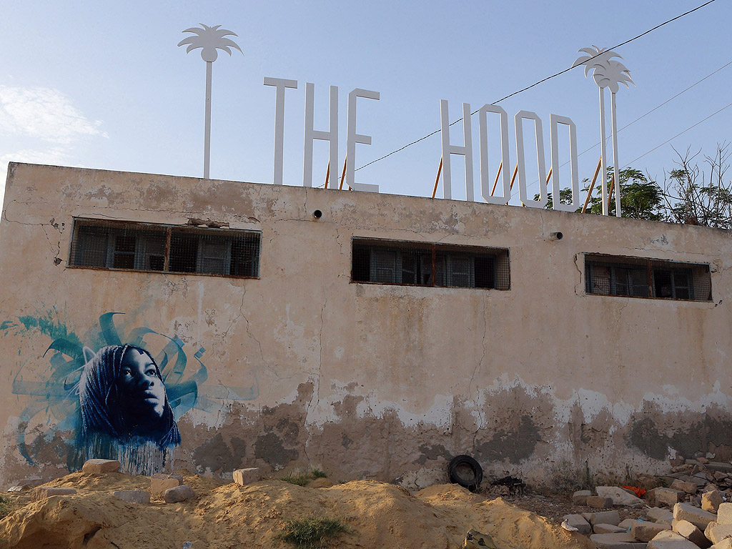 Остров Джерба е поканил 150 международни изпълнители, за да вземат участие в арт проекта "Djerbahood", куриран от тунизийско-френския художник Мехди Бен Чейк. През юли и август 2014 г., творци от около 30 държави са в тунизийското село Erriadh, за да създават графити по техен избор, като се съобразяват с автентичността на местната околна среда. Всеки художник е добре дошъл да украсява няколко от белите или кремави външни стени или врати. Тези творби представляват изключителен градски музей на открито. Целта на това събитие е да покаже зашеметяващи творения на уличното изкуство, и да предложат Тунис като нова културна атракция и за оживяване на село Erriadh. Посетителите имат достъп свободно се разхождат по улиците, за да гледат художниците и да правят снимки на стенописите.