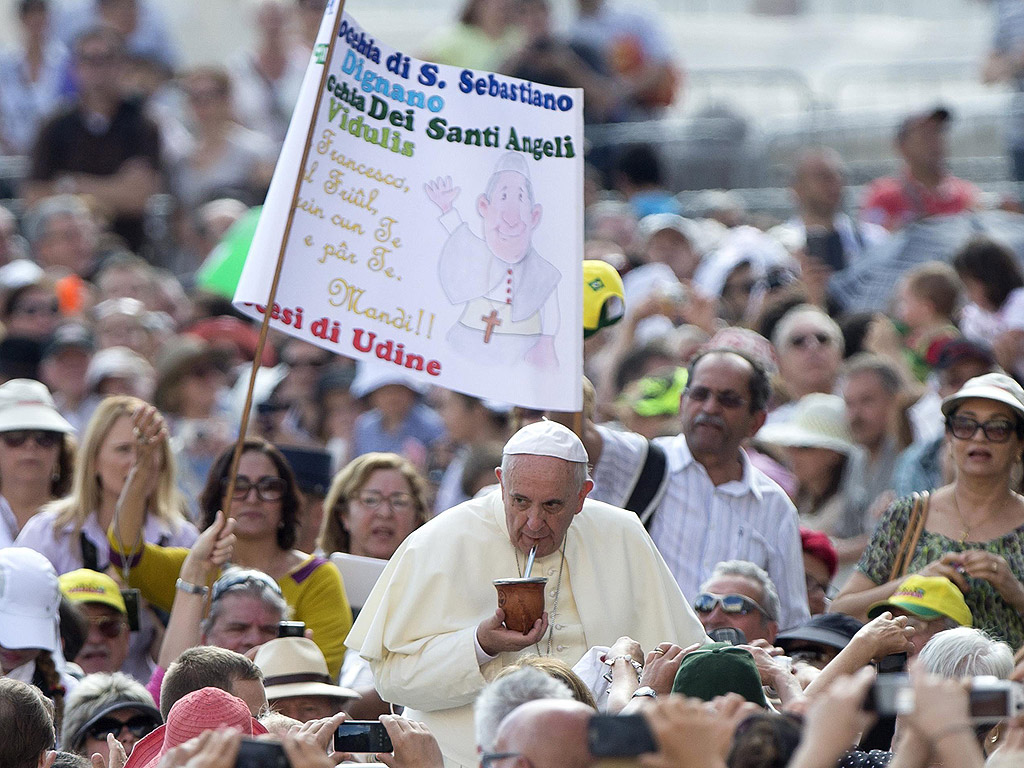Папа Франциск пие любимата си аржентинска напитка Мате от традиционна кратуна на площад Свети Петър във Ватикана
