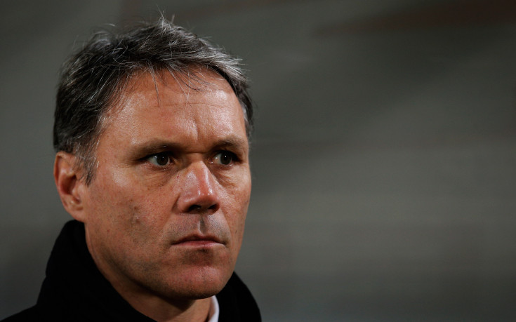 Бастен остава начело на АЗ Алкмаар, въпреки проблемите си