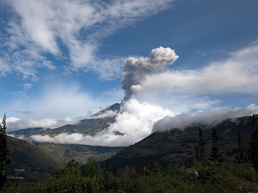Еквадорският вулкан Тунгурахуа бълва стълб от дим и пепел.