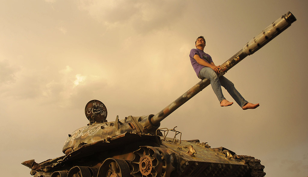 Афганистански младеж е яхнал дулото на танк от съветската епоха в Кабул, Афганистан. Съветските войски бяха окупирали страната в продължение на десет години 1979-1989